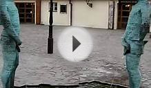 Prague: Two peeing sculptures by Kafka museum / Praga